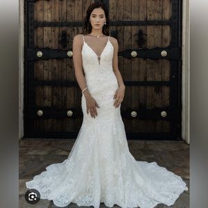 Mia Solano Tatum wedding dress WITH veil